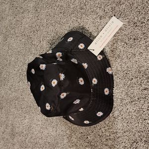 Alice and Olivia reversible bucket hat